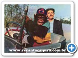 Mazzaropi com o macaco Isidoro em Betão Ronca Ferro - 1970