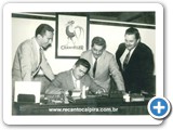 Mário Zan em 1958, assinando contrato com a Chantecler, com Alfredo Corleto, Palmeira e Teddy Vieira