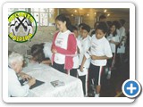 Nhô Chico autografando para os alunos do SESI
