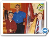 Luis Bordon, com harpa de 43 cordas fabricada por Papi Galan e Cesar Daniel