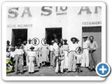 Waldemar de Freitas Assunção menino, a mãe e o pai (nos círculos), na Casa S. Antônio - 1950
