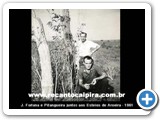 Zé Fortuna e Pitangueira junto aos esteios de aroeira em 1961