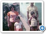 Sandra Cristina Peripato ao lados dos pais e irmão em 1975