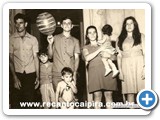 Sandra Cristina Peripato no colo da mãe Maria, com sei pai, irmão, tio e amigos